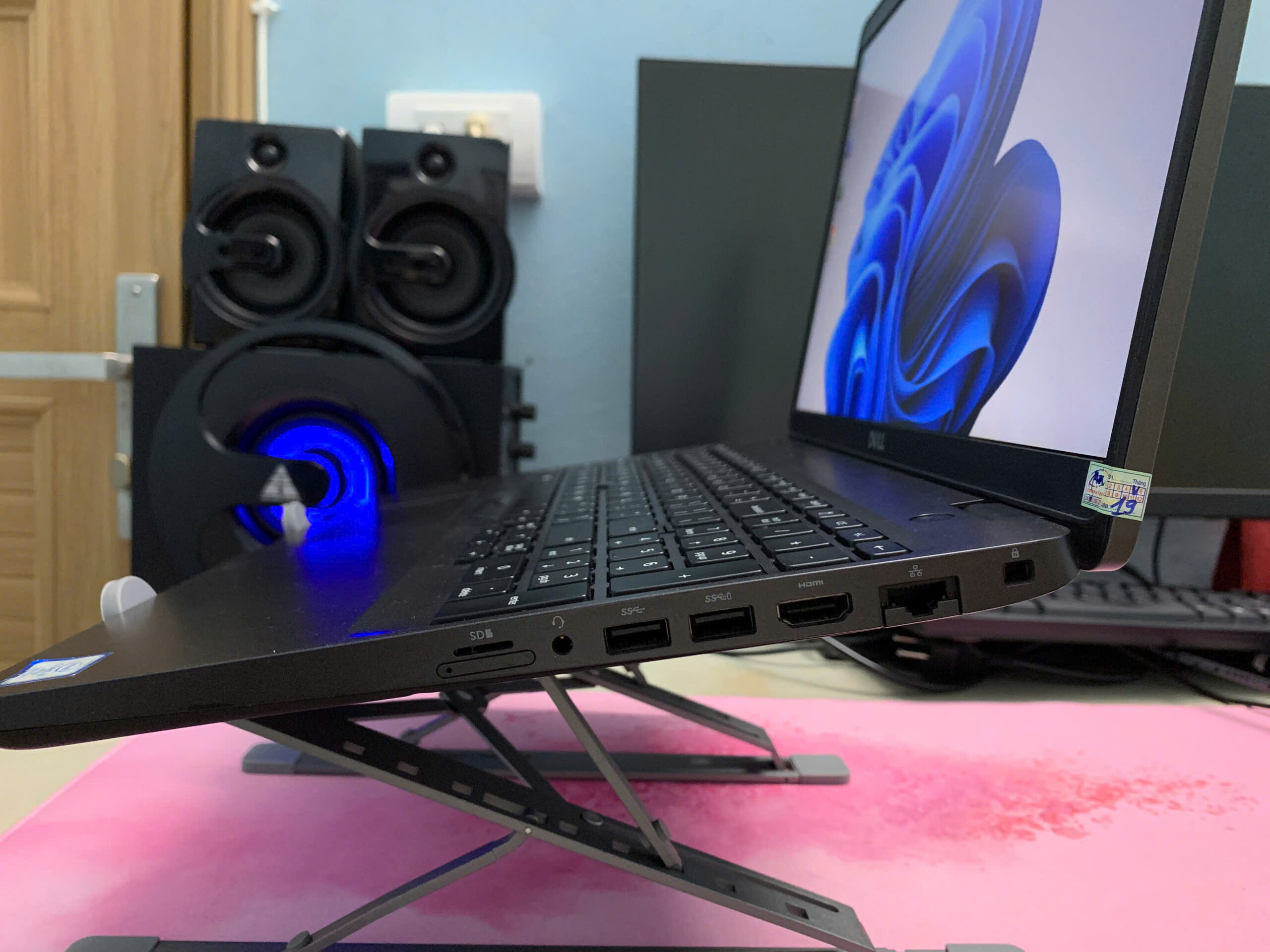 DELL Latitude 5500 Cũ / CPU i7-8665U / RAM 8GB / SSD 256GB / iGPU intel UHD Graphics 620 / WIFI 5 / Màn 16 inch FHD / Màu Đen Xám - Ảnh 3