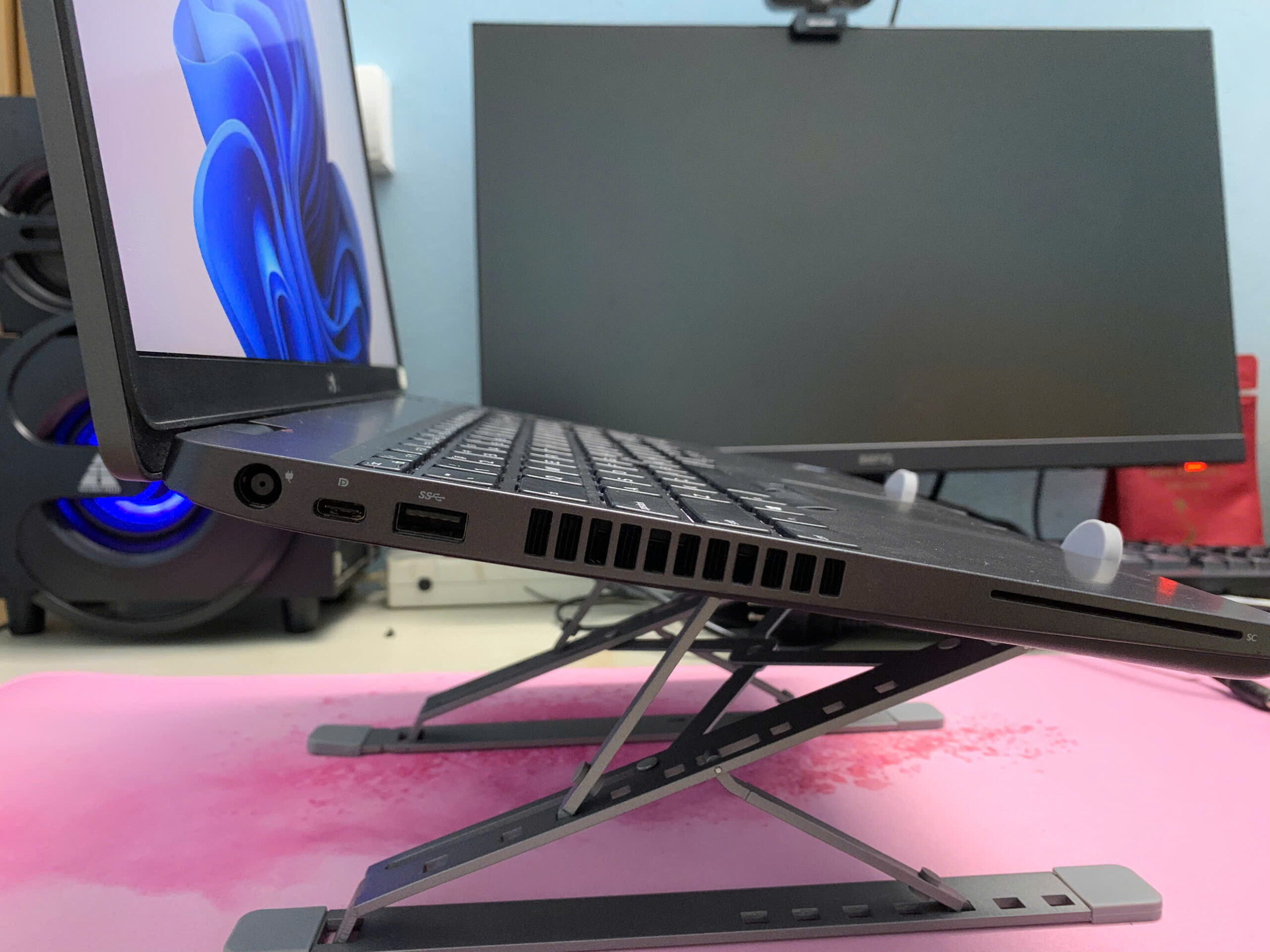 DELL Latitude 5500 Cũ / CPU i7-8665U / RAM 8GB / SSD 256GB / iGPU intel UHD Graphics 620 / WIFI 5 / Màn 16 inch FHD / Màu Đen Xám - Ảnh 4